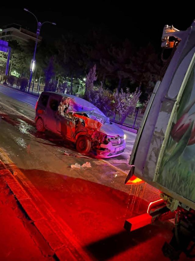 Elazığ&rsquo;da hafif ticari ara&ccedil;, temizlik aracına &ccedil;arptı: 1 yaralı 1