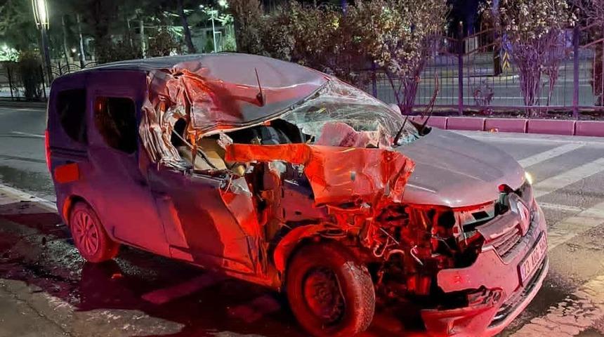 Elazığ&rsquo;da hafif ticari ara&ccedil;, temizlik aracına &ccedil;arptı: 1 yaralı