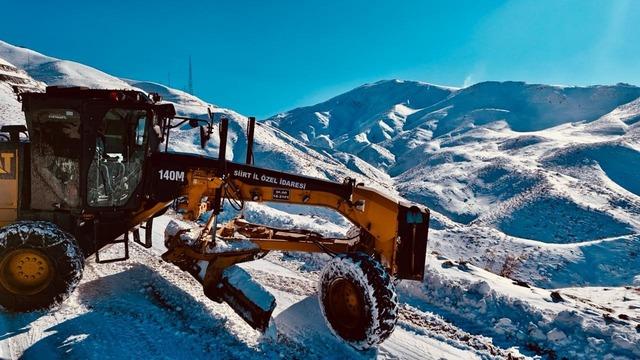 Siirt’te 10 köyün ulaşımını sağlayan yol kardan kapandı 4