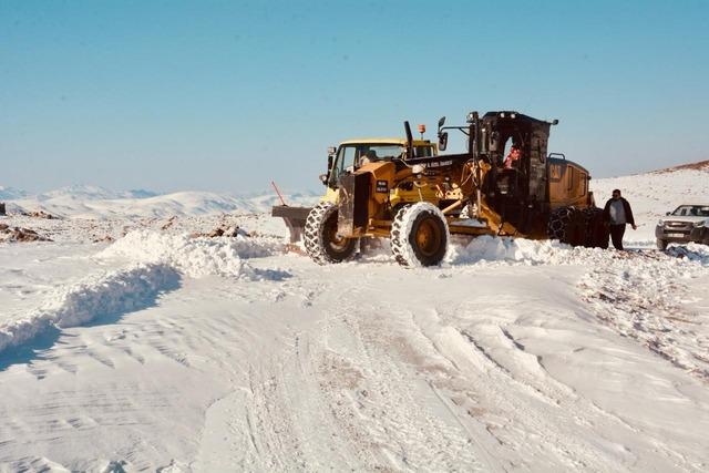 Siirt’te 10 köyün ulaşımını sağlayan yol kardan kapandı 5