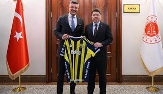 Bakan Tun&ccedil;'a verilen formada imzası vardı! Fenerbah&ccedil;e'den Mert Hakan Yandaş a&ccedil;ıklaması