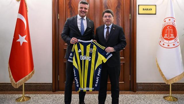 Bakan Tunç'a verilen formada imzası vardı! Fenerbahçe'den Mert Hakan Yandaş açıklaması