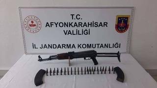 Şüphe üzerine durdurulan otomobilde Kalaşnikov ele geçirildi