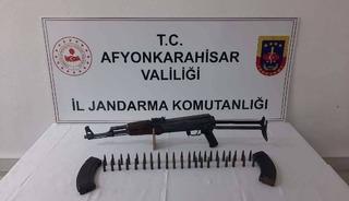 Ş&uuml;phe &uuml;zerine durdurulan otomobilde Kalaşnikov ele ge&ccedil;irildi