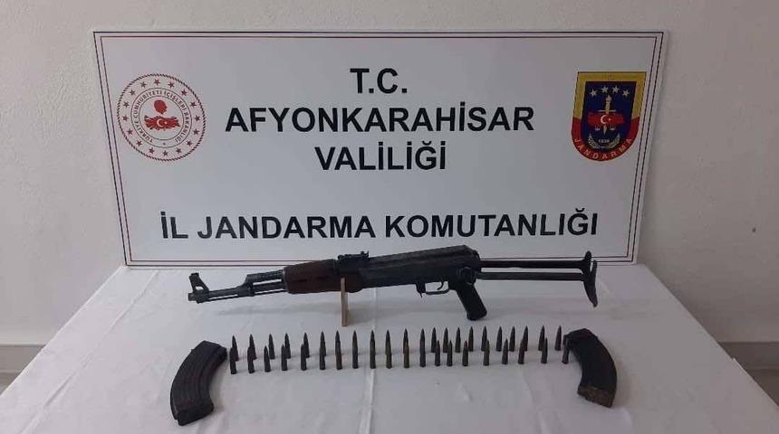 Ş&uuml;phe &uuml;zerine durdurulan otomobilde Kalaşnikov ele ge&ccedil;irildi