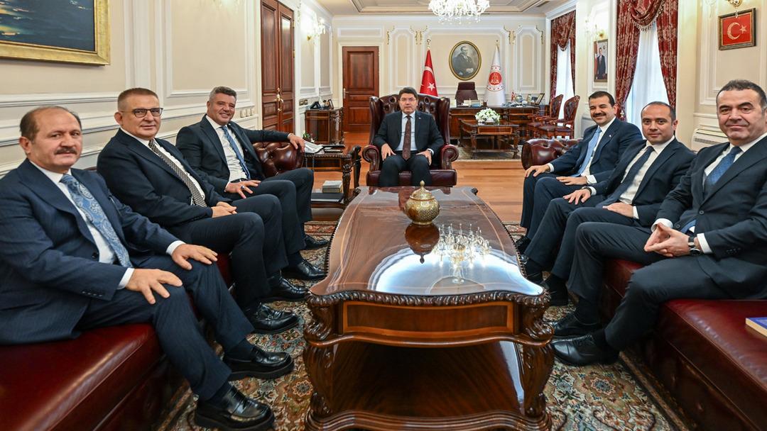 Bakan Tunç a verilen formada imzası vardı! Fenerbahçe den Mert Hakan Yandaş açıklaması 2