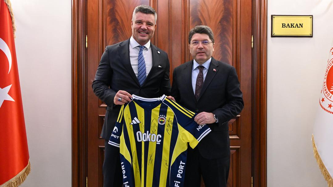 Bakan Tunç a verilen formada imzası vardı! Fenerbahçe den Mert Hakan Yandaş açıklaması 3