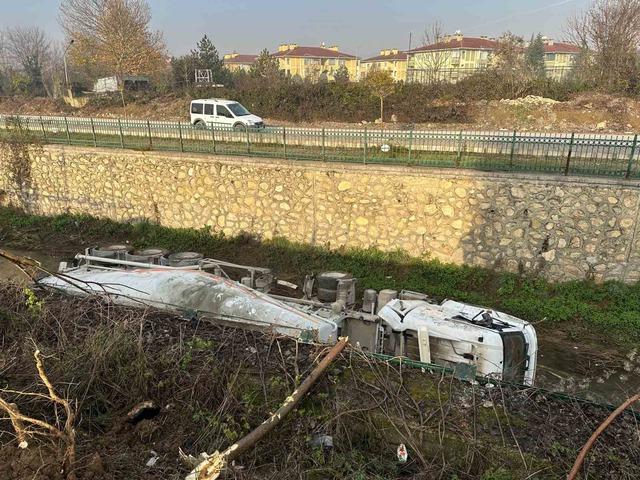 Dere yatağına devrilen beton mikserinin sürücüsü yaralandı 1