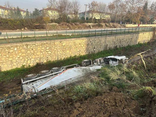 Dere yatağına devrilen beton mikserinin sürücüsü yaralandı 2