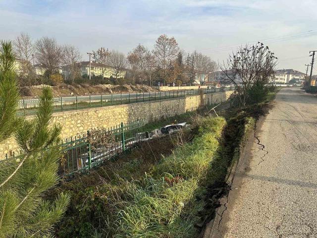 Dere yatağına devrilen beton mikserinin s&uuml;r&uuml;c&uuml;s&uuml; yaralandı 3