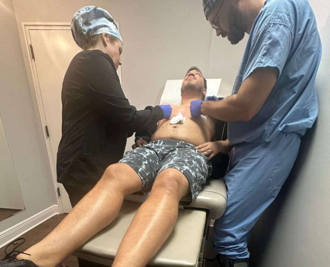 32 yaşında göğüs estetiği oldu: 280 bin TL ödedi! Operasyon erkekler arasında yaygınlaşıyor 2