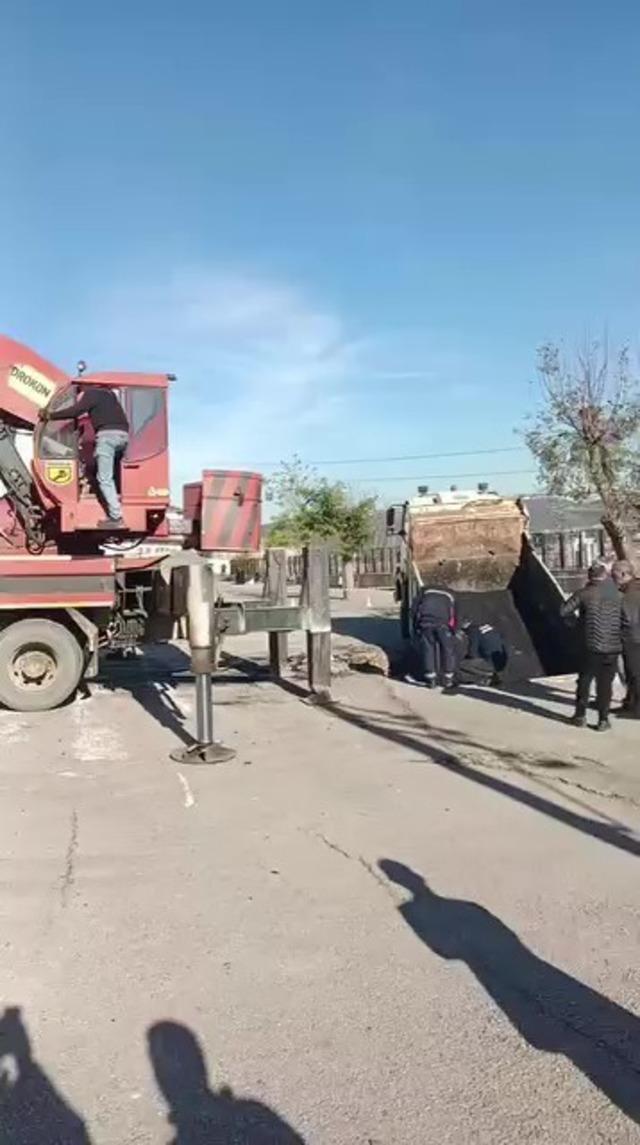 Okul bahçesinde çökme sonucu çukura düşen kamyon vinçle çıkarıldı 2