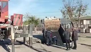 Okul bah&ccedil;esinde &ccedil;&ouml;kme sonucu &ccedil;ukura d&uuml;şen kamyon vin&ccedil;le &ccedil;ıkarıldı