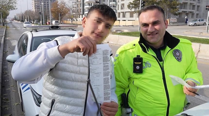 Polisten ka&ccedil;arken drona yakalandı: Ceza makbuzuyla hatıra fotoğrafı &ccedil;ekildi! "Gafil avlandım"