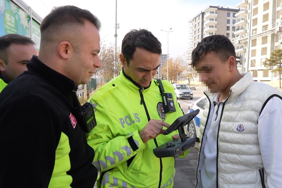 Polisten kaçarken drona yakalandı: Ceza makbuzuyla hatıra fotoğrafı çekildi! "Gafil avlandım" 1