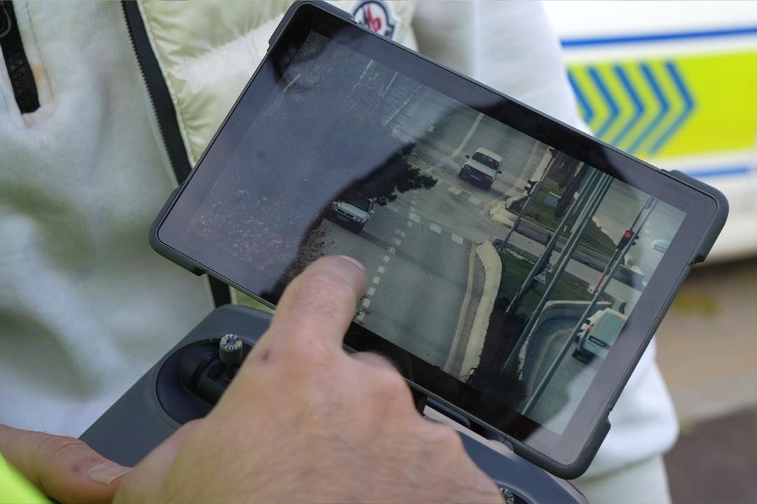 Polisten kaçarken drona yakalandı: Ceza makbuzuyla hatıra fotoğrafı çekildi! "Gafil avlandım" 2