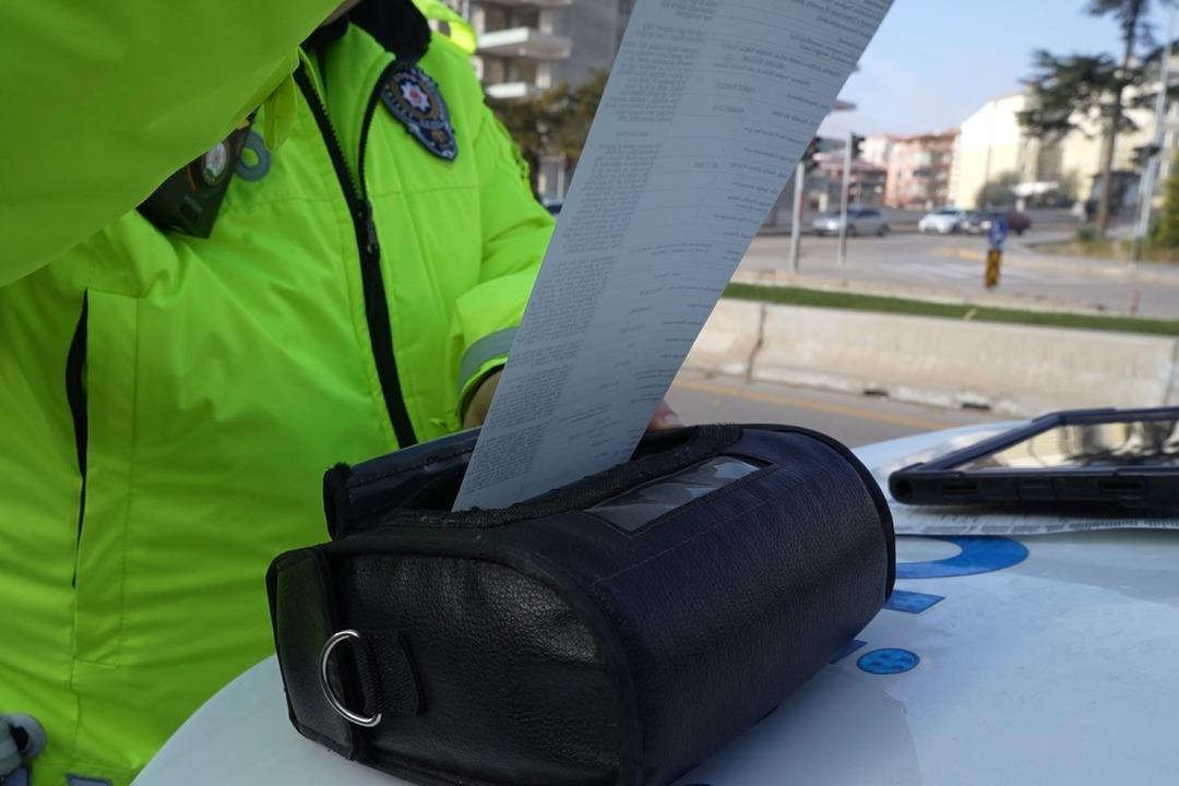 Polisten kaçarken drona yakalandı: Ceza makbuzuyla hatıra fotoğrafı çekildi! "Gafil avlandım" 3