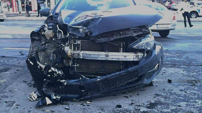 Bitlis&rsquo;te otomobil ile motosiklet kafa kafaya &ccedil;arpıştı: 1 yaralı