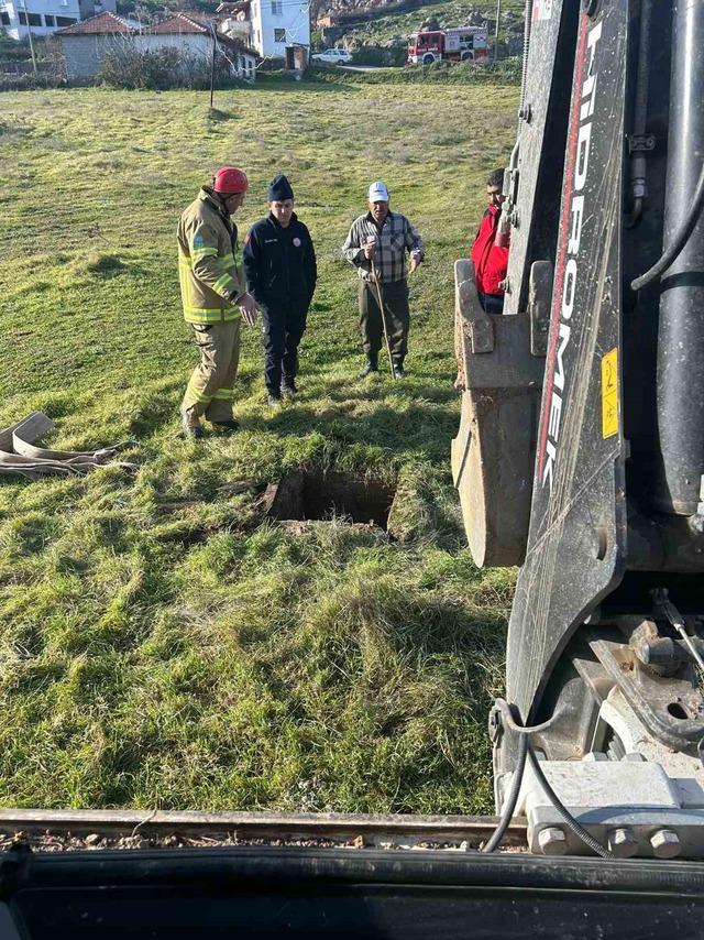 Balıkesir’de kuyuya düşen inek kurtarıldı 4