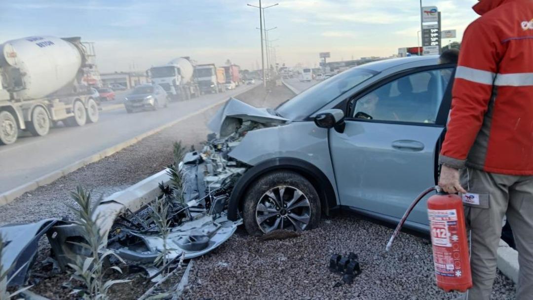 Hurdaya d&ouml;nen ara&ccedil;tan yaralı kurtuldu 1