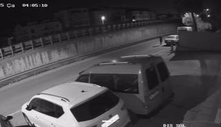 İterek &ccedil;aldıkları otomobile "kontak" ararken yakalandılar