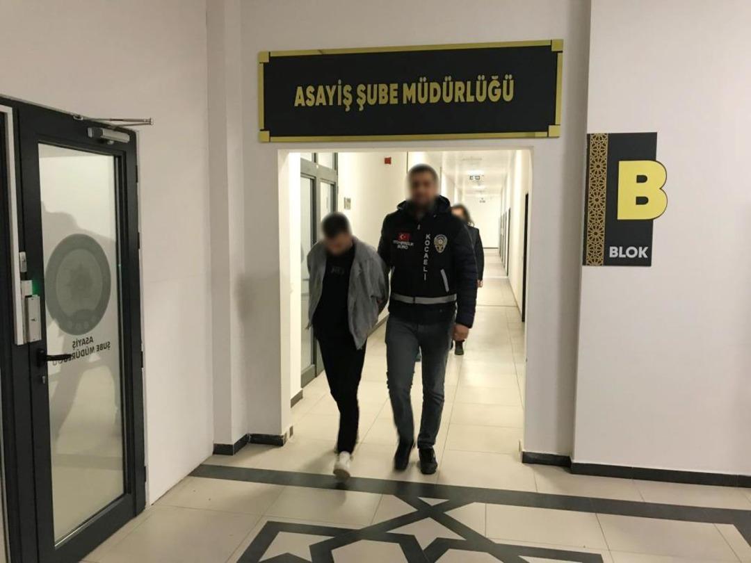 İterek çaldıkları otomobile "kontak" ararken yakalandılar 3