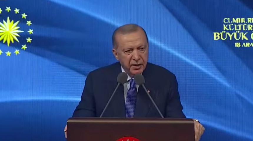Cumhurbaşkanı Erdoğan: "İnsanı tektipleştiren t&uuml;ketim k&uuml;lt&uuml;r&uuml;nden k&ouml;klerimize sarılarak kurtulabiliriz"