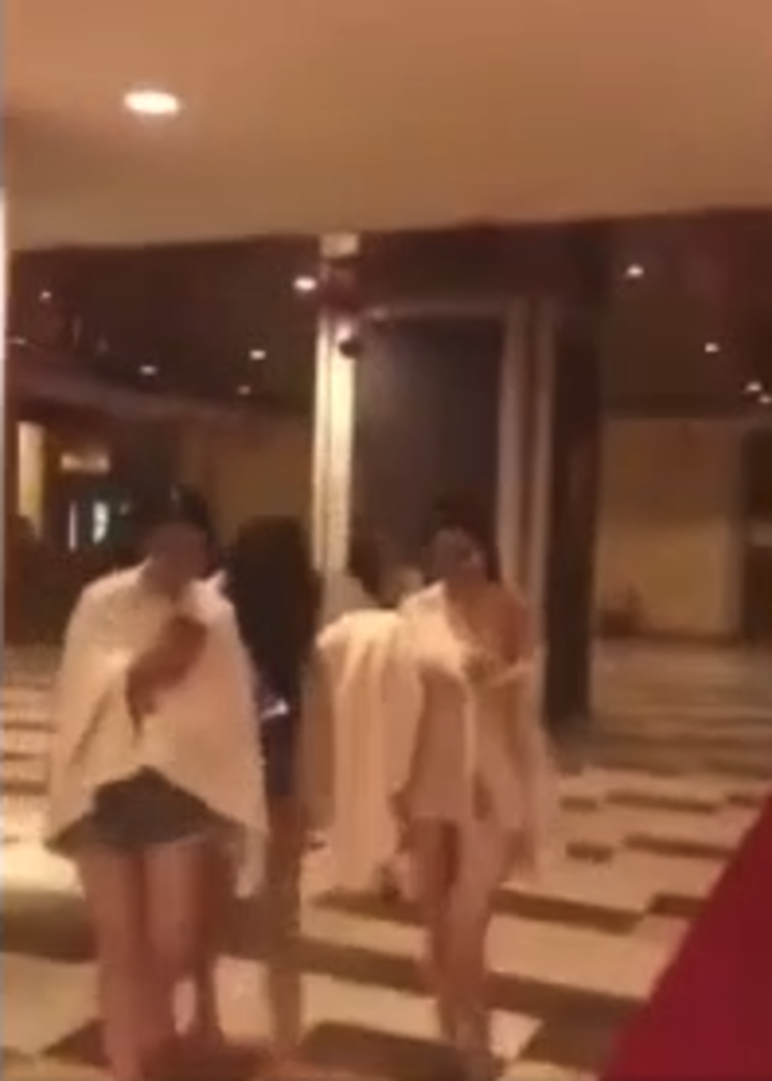 &Ccedil;in grup ilişki skandalıyla &ccedil;alkalanıyor! Hostes ve pilotlar...