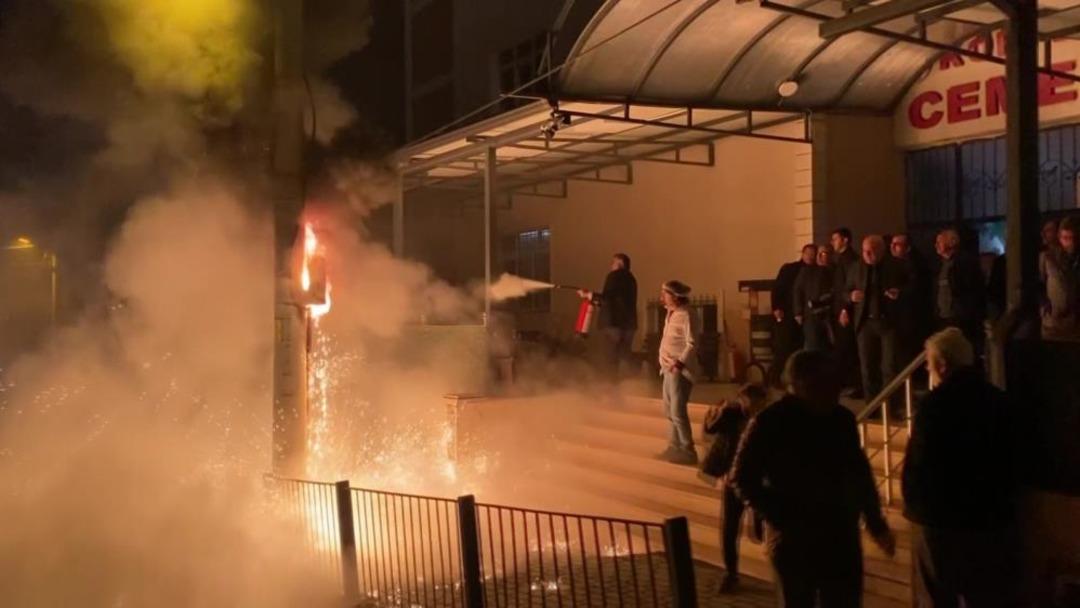 Cemevinde korku dolu anlar: Elektrik panosu patladı 3