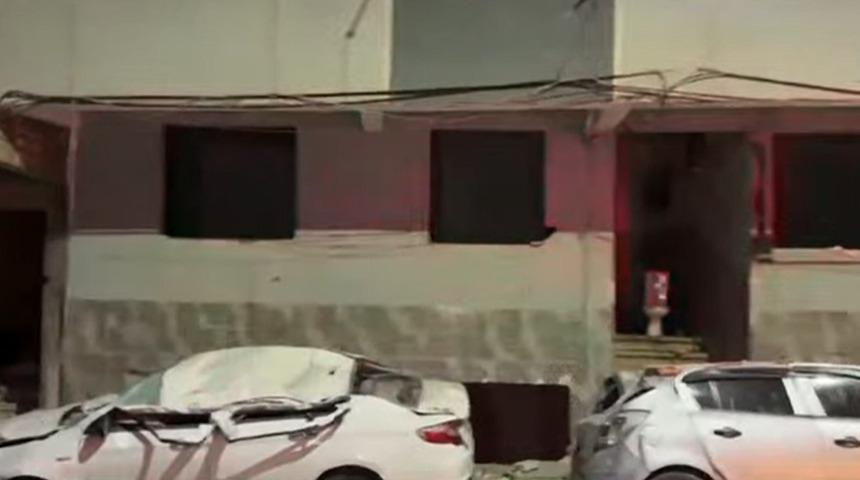 Zeytinburnu'nda 4 katlı binanın &ccedil;atısı &ccedil;&ouml;kt&uuml;, ara&ccedil;lar zarar g&ouml;rd&uuml;!