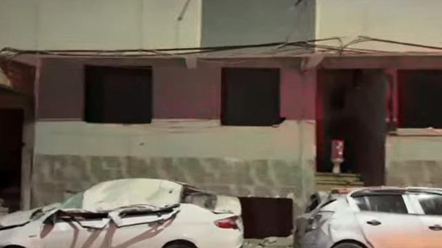 Zeytinburnu'nda 4 katlı binanın çatısı çöktü, araçlar zarar gördü!