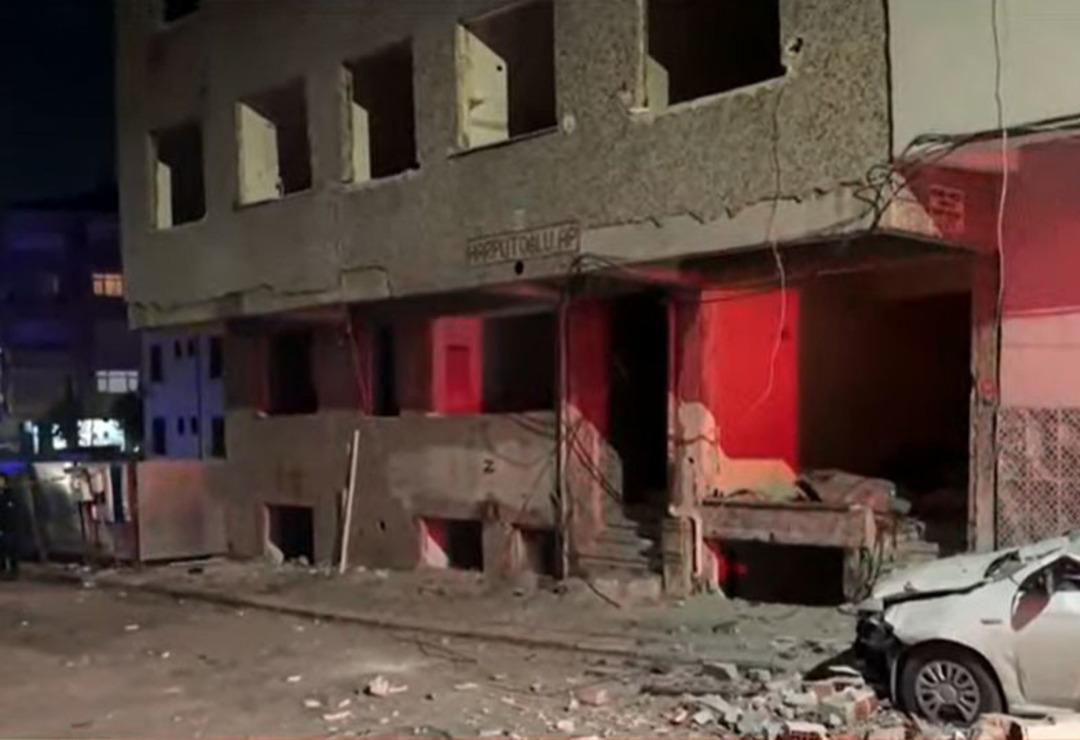 Zeytinburnu nda 4 katlı binanın çatısı çöktü, araçlar zarar gördü! 1