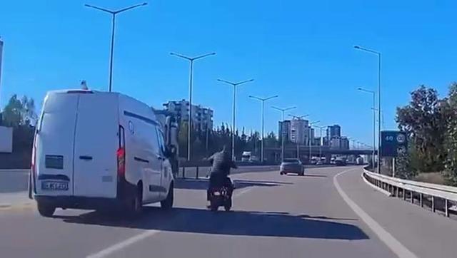 Otoyolda bisikletli tehlikesi: Kazaya ramak kaldı 2