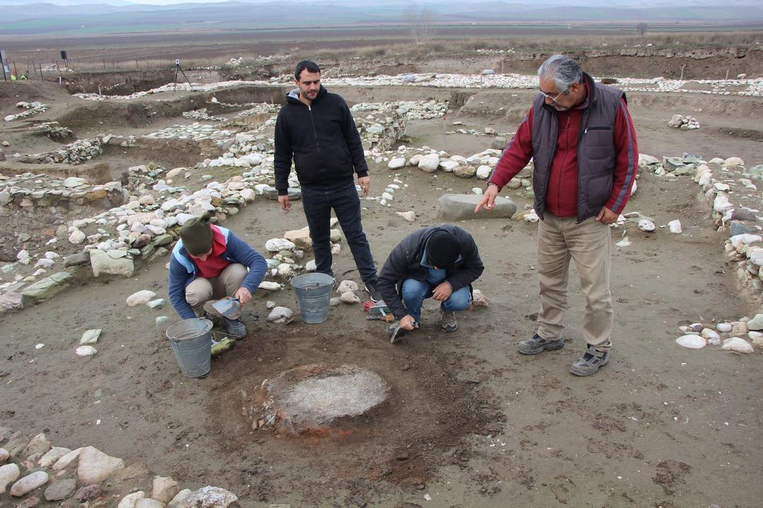 Amasya da keşfedildi: 2 bin 600 yıllık! "G&ouml;vdesi zeminin altına yerleştirilmiş" 2