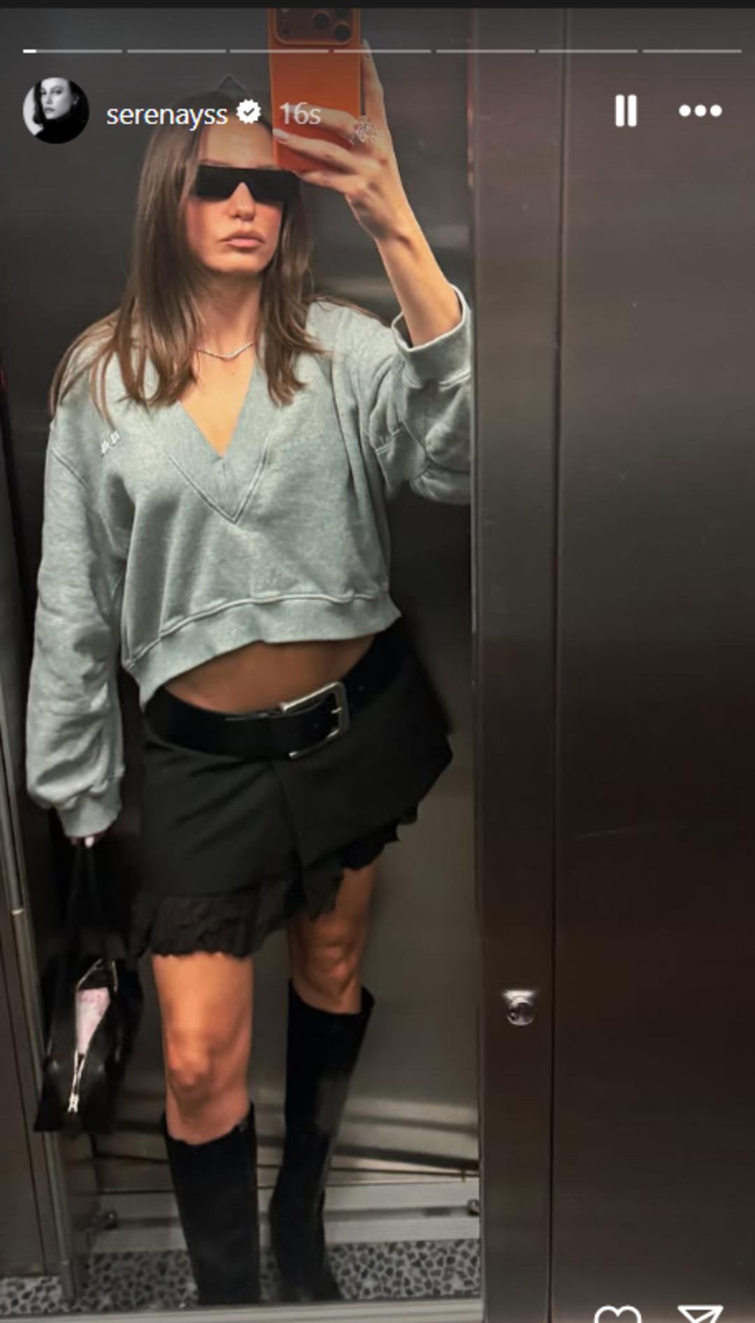 Serenay Sarıkaya nın mini etekli tarzı! Hayranları beğeni 1