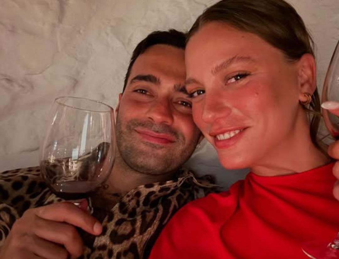 Serenay Sarıkaya nın mini etekli tarzı! Hayranları beğeni 2