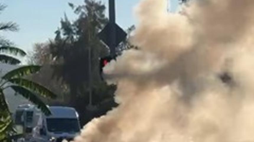 Alanya&rsquo;da seyir halindeki otomobil alev aldı