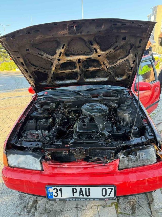 Alanya&rsquo;da seyir halindeki otomobil alev aldı 3