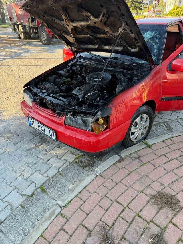 Alanya&rsquo;da seyir halindeki otomobil alev aldı 2