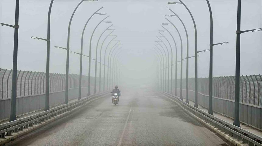 Karab&uuml;k&rsquo;te yoğun sis etkili oluyor