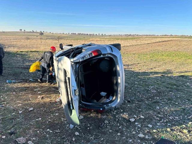 Uşak&rsquo;ta otomobil tarlaya devrildi: 1&rsquo;i bebek 5 yaralı 6