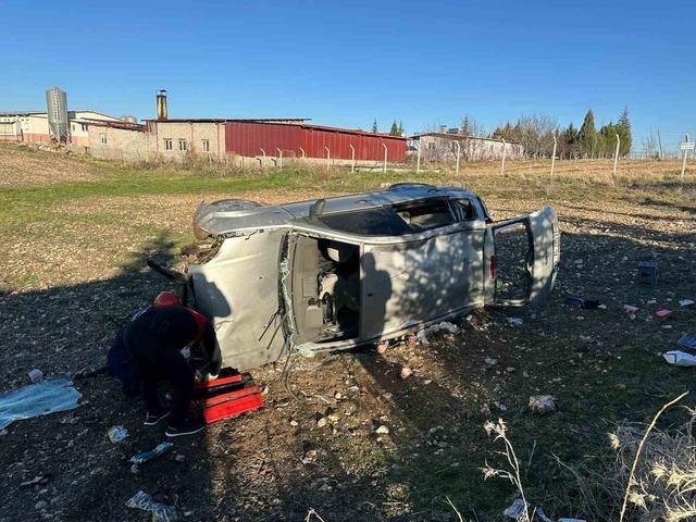 Uşak&rsquo;ta otomobil tarlaya devrildi: 1&rsquo;i bebek 5 yaralı 5