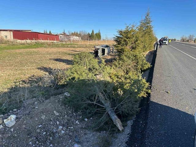 Uşak&rsquo;ta otomobil tarlaya devrildi: 1&rsquo;i bebek 5 yaralı 4