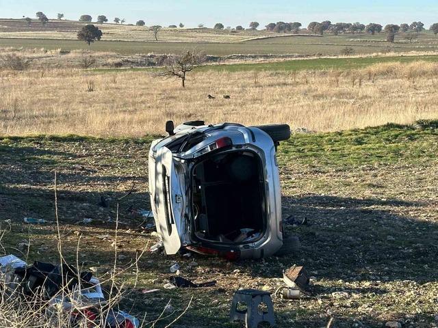 Uşak&rsquo;ta otomobil tarlaya devrildi: 1&rsquo;i bebek 5 yaralı 3