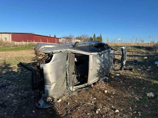 Uşak&rsquo;ta otomobil tarlaya devrildi: 1&rsquo;i bebek 5 yaralı 2