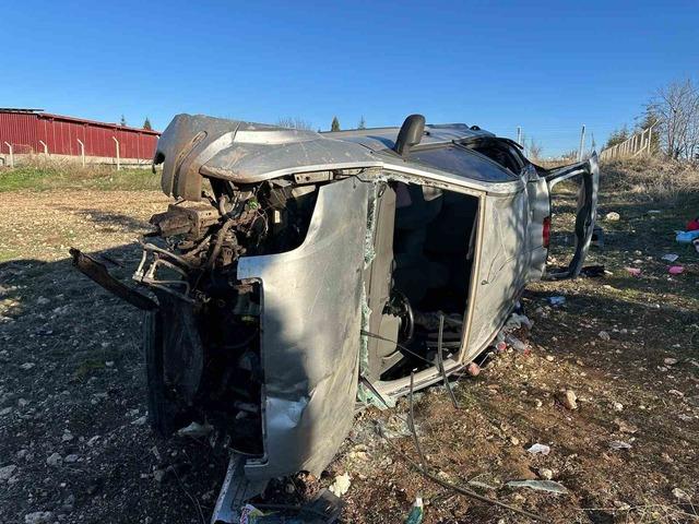 Uşak&rsquo;ta otomobil tarlaya devrildi: 1&rsquo;i bebek 5 yaralı 1