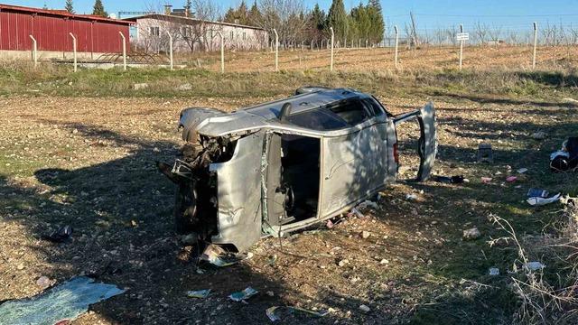 Uşak’ta otomobil tarlaya devrildi: 1’i bebek 5 yaralı