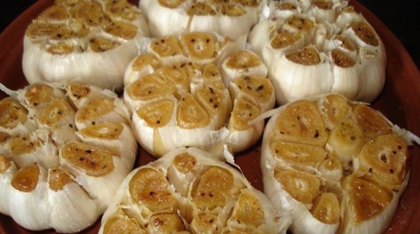 Sarımsağın faydaları neler? G&uuml;nde 6 diş k&ouml;zlenmiş sarımsak yerseniz...