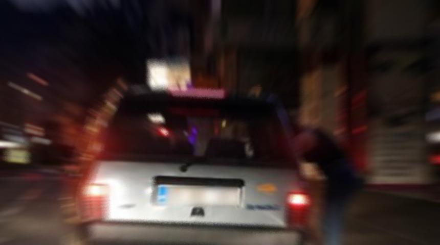 Otomobil i&ccedil;inde fuhuş yaparken basıldılar!