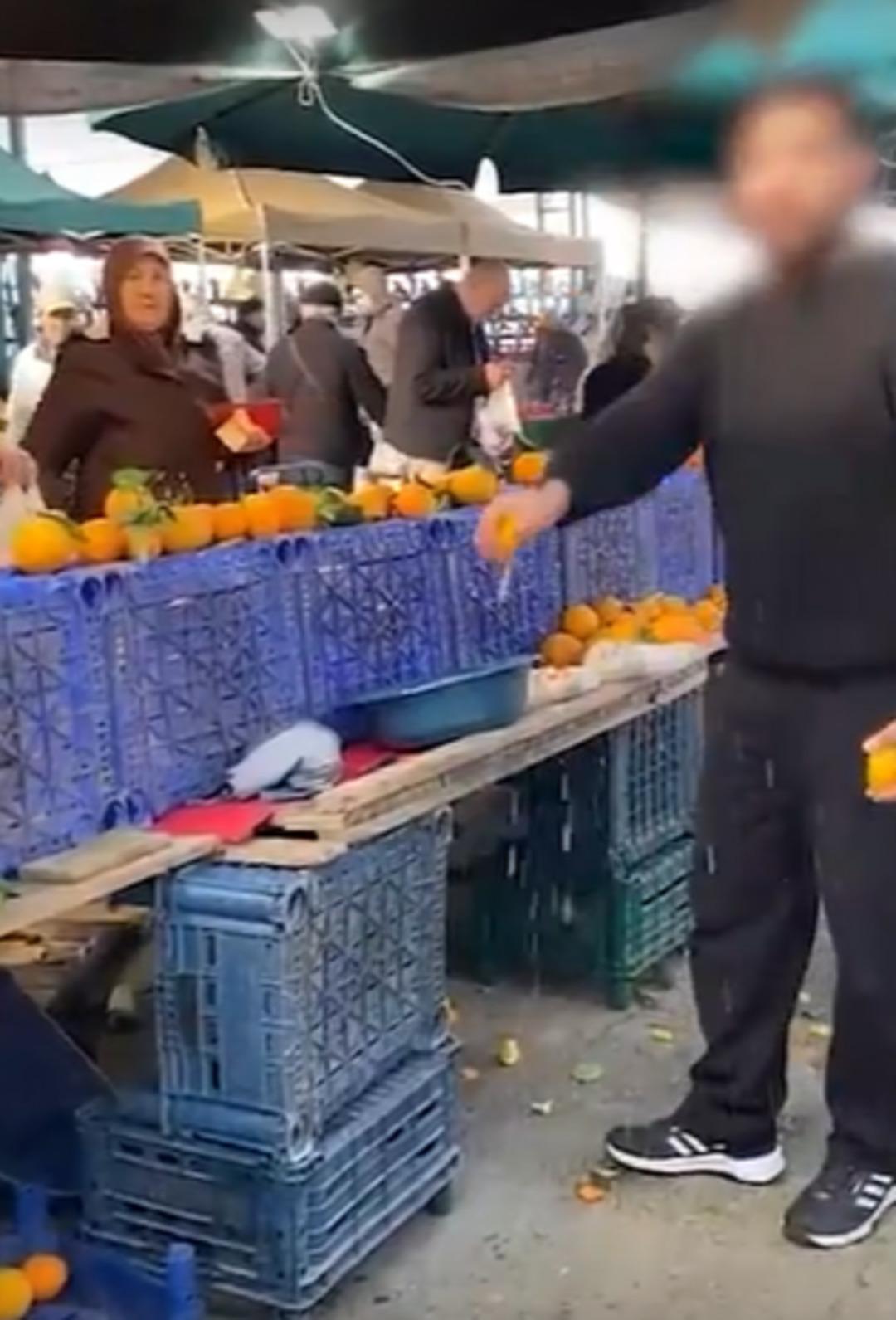 Skandal g&ouml;r&uuml;nt&uuml;! Portakal satmak i&ccedil;in pazarcının bulduğu hile şaşkına &ccedil;evirdi 2